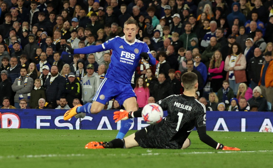 Leeds United và Leicester City chia điểm kịch tính