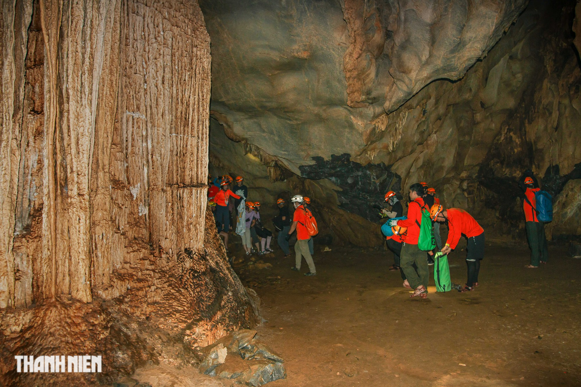 Khám phá hang Chà Lòi dài 3km với những hồ nước trong vắt