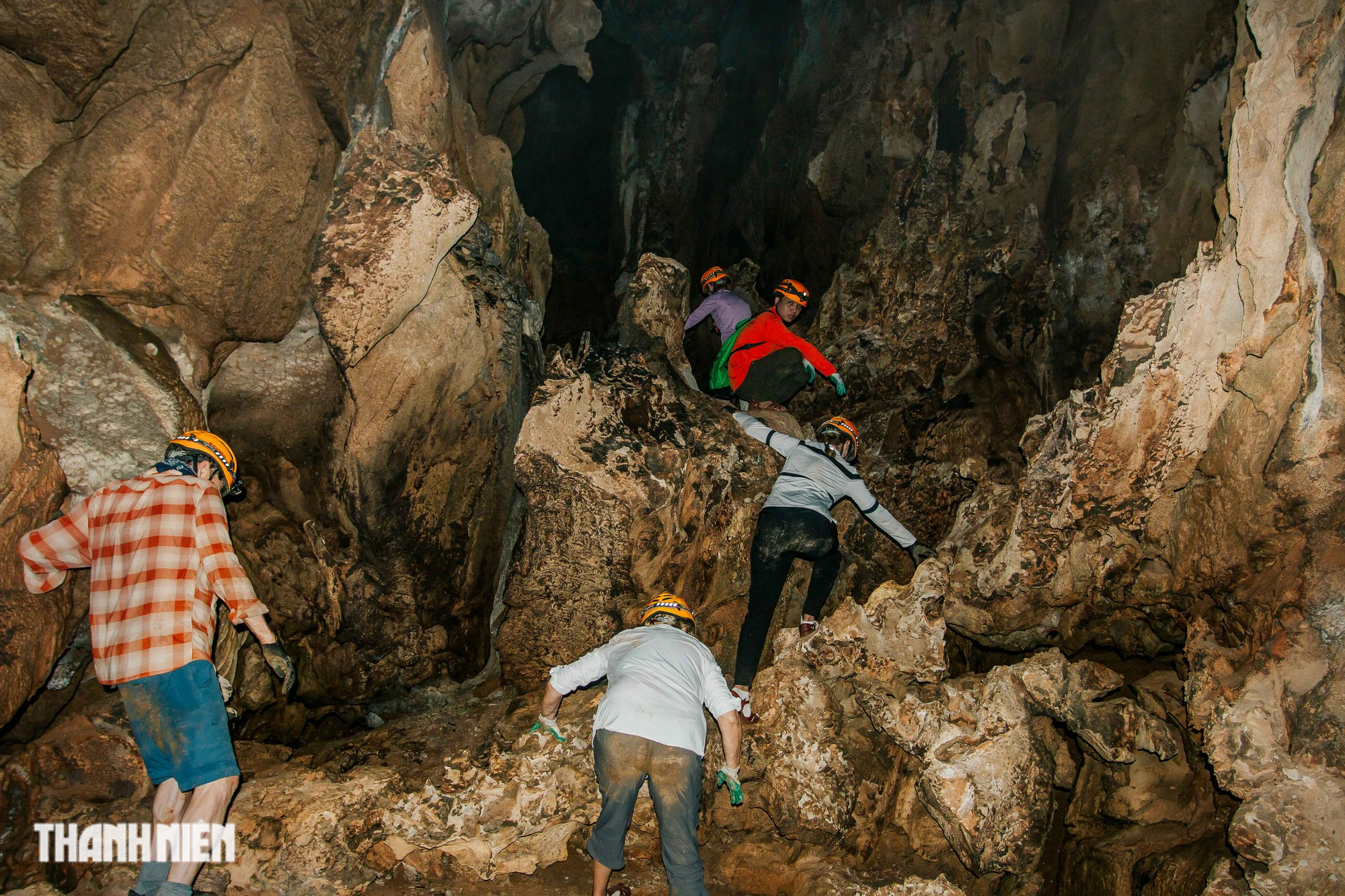 Khám phá hang Chà Lòi dài 3km với những hồ nước trong vắt