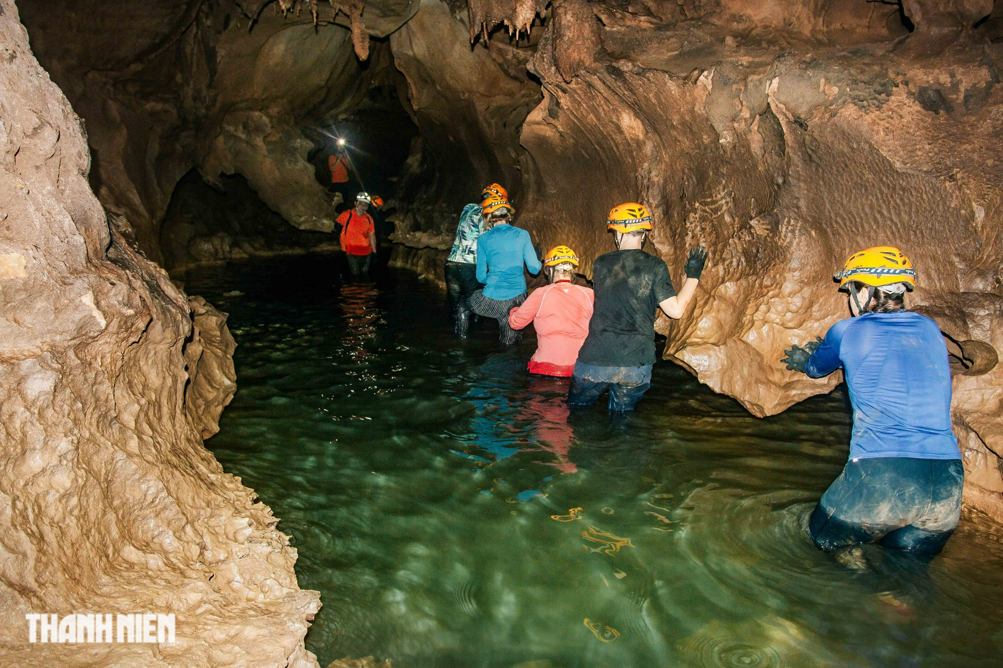 Khám phá hang Chà Lòi dài 3km với những hồ nước trong vắt