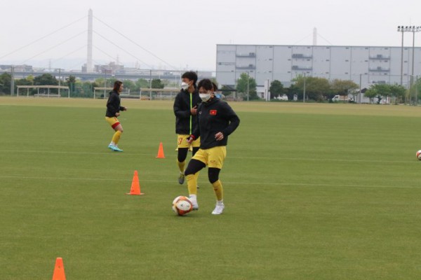 Đội tuyển nữ Việt Nam rèn chiến thuật trong mưa, nâng cấp lối chơi ở Nhật Bản
