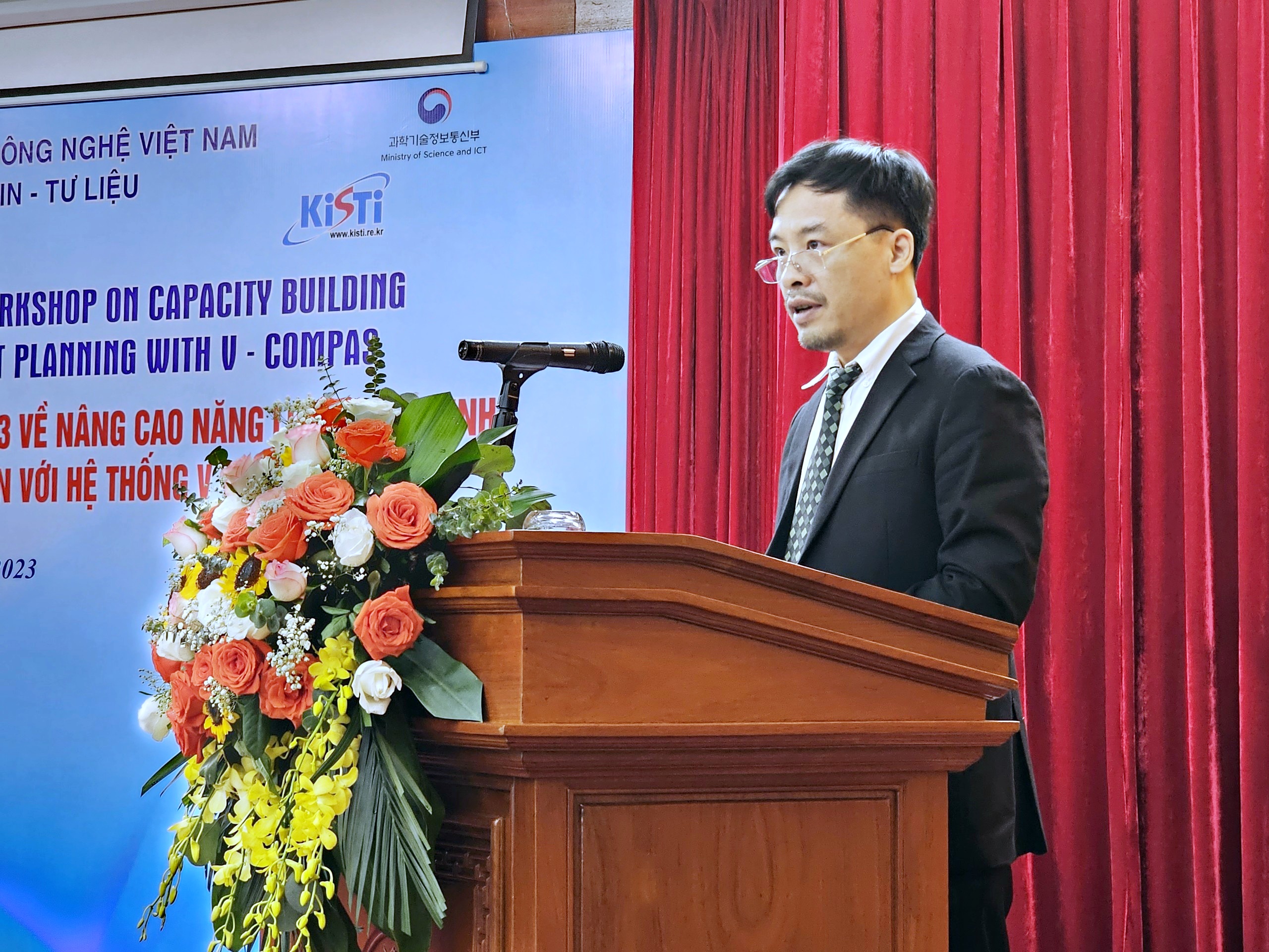 V-COMPAS: Công cụ giúp nâng cao năng lực hoạch định chiến lược nghiên cứu và phát triển V-COMPAS: Công cụ giúp nâng cao năng lực hoạch định chiến lược nghiên cứu và phát triển