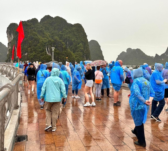 Biển Nha Trang ken đặc khách, Quảng Ninh thưa thớt vì mưa lạnh ngày đầu nghỉ lễ