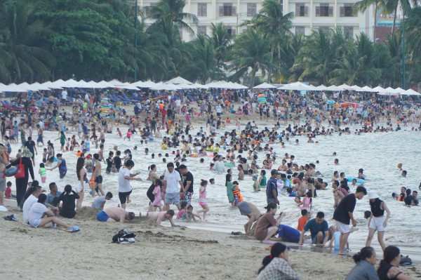 Biển Nha Trang ken đặc khách, Quảng Ninh thưa thớt vì mưa lạnh ngày đầu nghỉ lễ