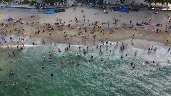 Biển Nha Trang ken đặc khách, Quảng Ninh thưa thớt vì mưa lạnh ngày đầu nghỉ lễ