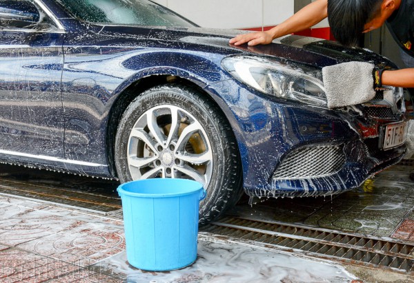 4 điều không nên làm khi tự rửa ô tô tại nhà giữa mùa nắng nóng 4 điều không nên làm khi tự rửa ô tô tại nhà giữa mùa nắng nóng