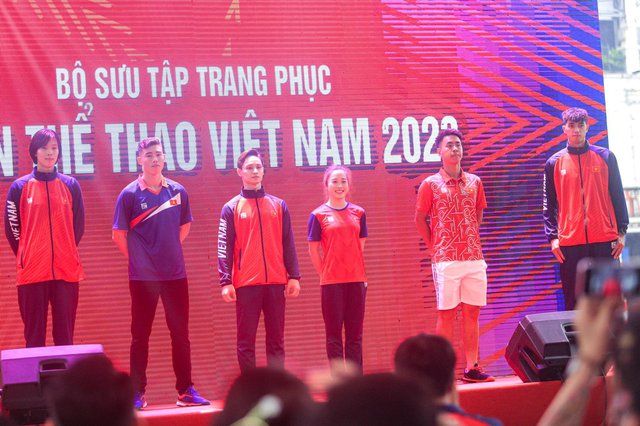 Dàn VĐV thể thao Việt Nam hoá người mẫu, đọ dáng trong bộ trang phục mới tại SEA Games 32 - Ảnh 1. Dàn VĐV thể thao Việt Nam hoá người mẫu, đọ dáng trong bộ trang phục mới tại SEA Games 32 - Ảnh 1.