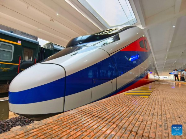 Đường sắt xuyên biên giới Trung - Lào dài 1.000 km chạy chuyến đầu tiên Đường sắt xuyên biên giới Trung - Lào dài 1.000 km chạy chuyến đầu tiên