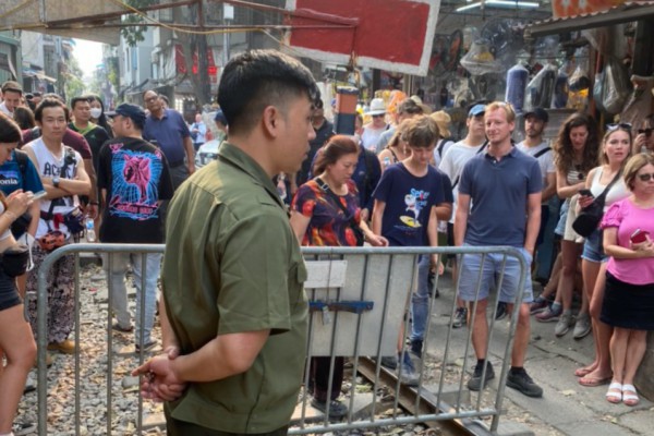 Hà Nội yêu cầu công ty du lịch không đưa khách đến phố cà phê đường tàu Hà Nội yêu cầu công ty du lịch không đưa khách đến phố cà phê đường tàu