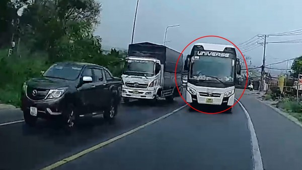 Kinh hoàng xe khách vượt ẩu, ‘cướp làn’ ép ô tô con lao vào lề đường Kinh hoàng xe khách vượt ẩu, ‘cướp làn’ ép ô tô con lao vào lề đường