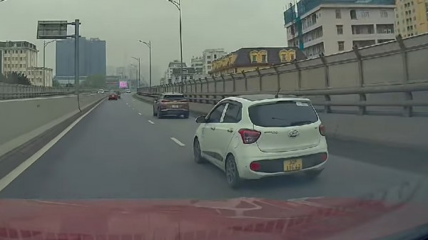 Ô tô Hyundai Grand i10 nhập làn đường ‘như chốn không người’, suýt gây tai nạn Ô tô Hyundai Grand i10 nhập làn đường ‘như chốn không người’, suýt gây tai nạn
