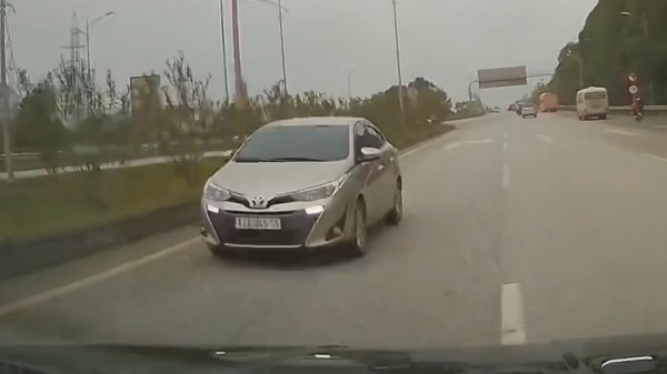 Ô tô Toyota Vios hiên ngang chạy ngược chiều trên cao tốc Ô tô Toyota Vios hiên ngang chạy ngược chiều trên cao tốc