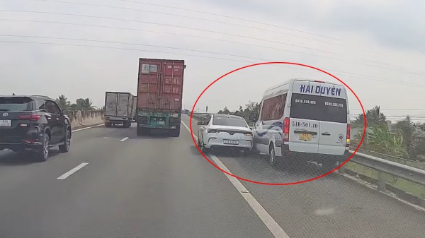 Ô tô con và xe khách chạy ẩu, húc nhau trên làn dừng khẩn cấp cao tốc Ô tô con và xe khách chạy ẩu, húc nhau trên làn dừng khẩn cấp cao tốc