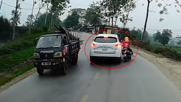 Phẫn nộ ô tô Mazda CX-5 vượt ẩu, gây tai nạn cho xe máy chở trẻ em Phẫn nộ ô tô Mazda CX-5 vượt ẩu, gây tai nạn cho xe máy chở trẻ em