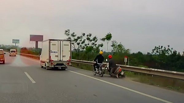 Sử dụng điện thoại khi lái xe, tài xế xe tải gây tai nạn… rồi bỏ chạy Sử dụng điện thoại khi lái xe, tài xế xe tải gây tai nạn… rồi bỏ chạy