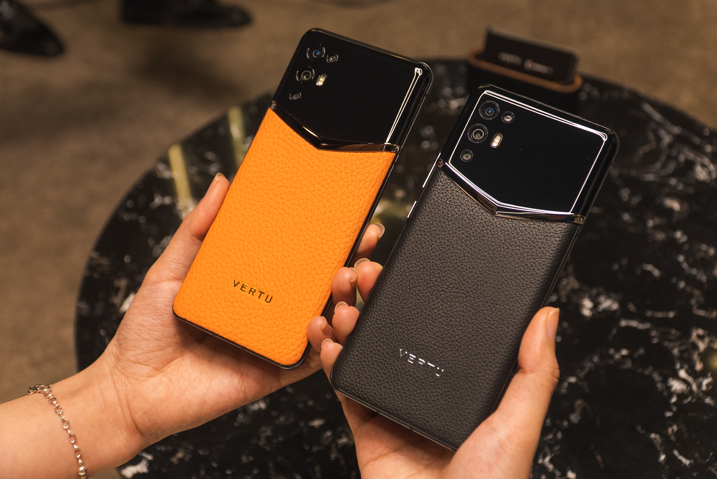 Vì sao điện thoại Vertu đắt ngang siêu xe vẫn có người mua?