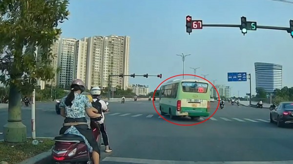 Xe buýt chạy ‘như ăn cướp’, vượt đèn đỏ trên phố Xe buýt chạy ‘như ăn cướp’, vượt đèn đỏ trên phố