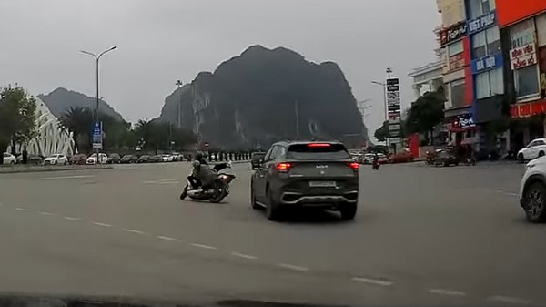 Xe máy Honda SH tạt đầu ô tô gây tai nạn: Tài xế ô tô có sai? Xe máy Honda SH tạt đầu ô tô gây tai nạn: Tài xế ô tô có sai?