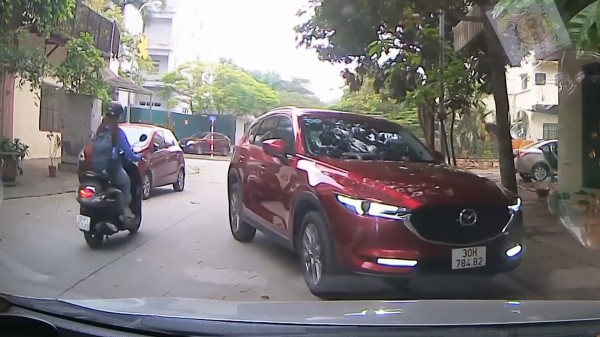 ‘Bó tay’ tài xế Mazda CX-5 cố tình đỗ xe ngược chiều, còn thái độ thách thức ‘Bó tay’ tài xế Mazda CX-5 cố tình đỗ xe ngược chiều, còn thái độ thách thức