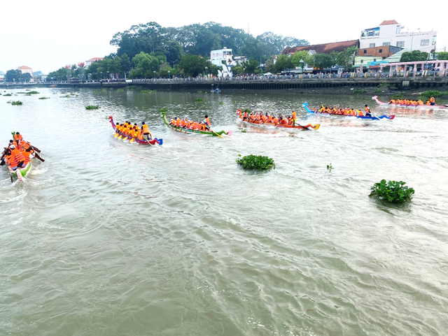 Gần 150 vận động viên sôi nổi tranh tài giải đua thuyền truyền thống Bình Dương mở rộng năm 2023 - Ảnh 5.