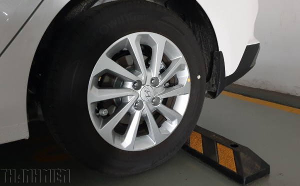 Cách tránh nguy cơ nổ lốp khi lái ô tô trên cao tốc giữa trời nắng nóng Cách tránh nguy cơ nổ lốp khi lái ô tô trên cao tốc giữa trời nắng nóng