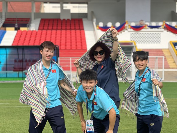 Đội tuyển nữ Việt Nam trải nghiệm mặt cỏ đẹp ở trận đầu SEA Games 32