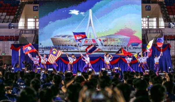 Thủ tướng Hun Sen thắp đuốc khai mạc SEA Games 32 Thủ tướng Hun Sen thắp đuốc khai mạc SEA Games 32