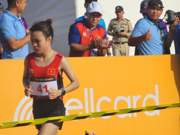 Thương VĐV marathon Việt Nam thi đấu quật cường, ông Đoàn Ngọc Hải thưởng nóng