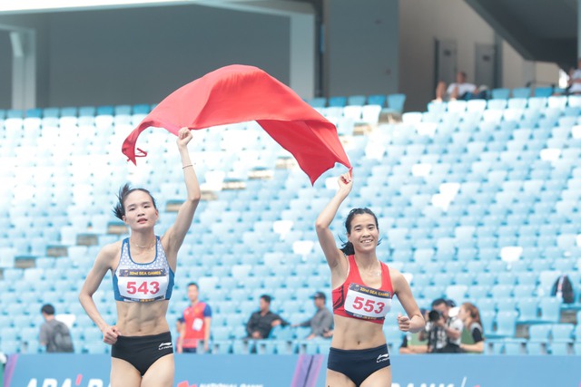 "Tân binh" Nguyễn Thị Thu Hà: Từ xuất phát điểm 400m rào đến HCV 800m SEA Games 32 - Ảnh 2. "Tân binh" Nguyễn Thị Thu Hà: Từ xuất phát điểm 400m rào đến HCV 800m SEA Games 32 - Ảnh 2.