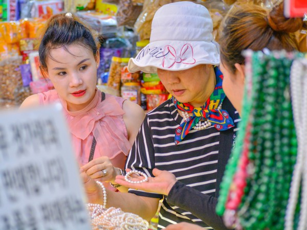 Vì sao du khách Hàn Quốc chen chân mua sắm ở chợ Hàn?