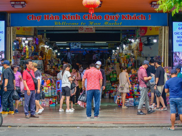 Vì sao du khách Hàn Quốc chen chân mua sắm ở chợ Hàn?