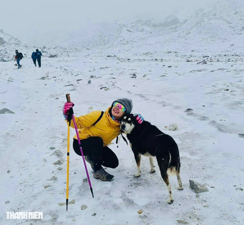 Cô gái Việt mặc áo dài chinh phục ngọn núi cao nhất thế giới Everest