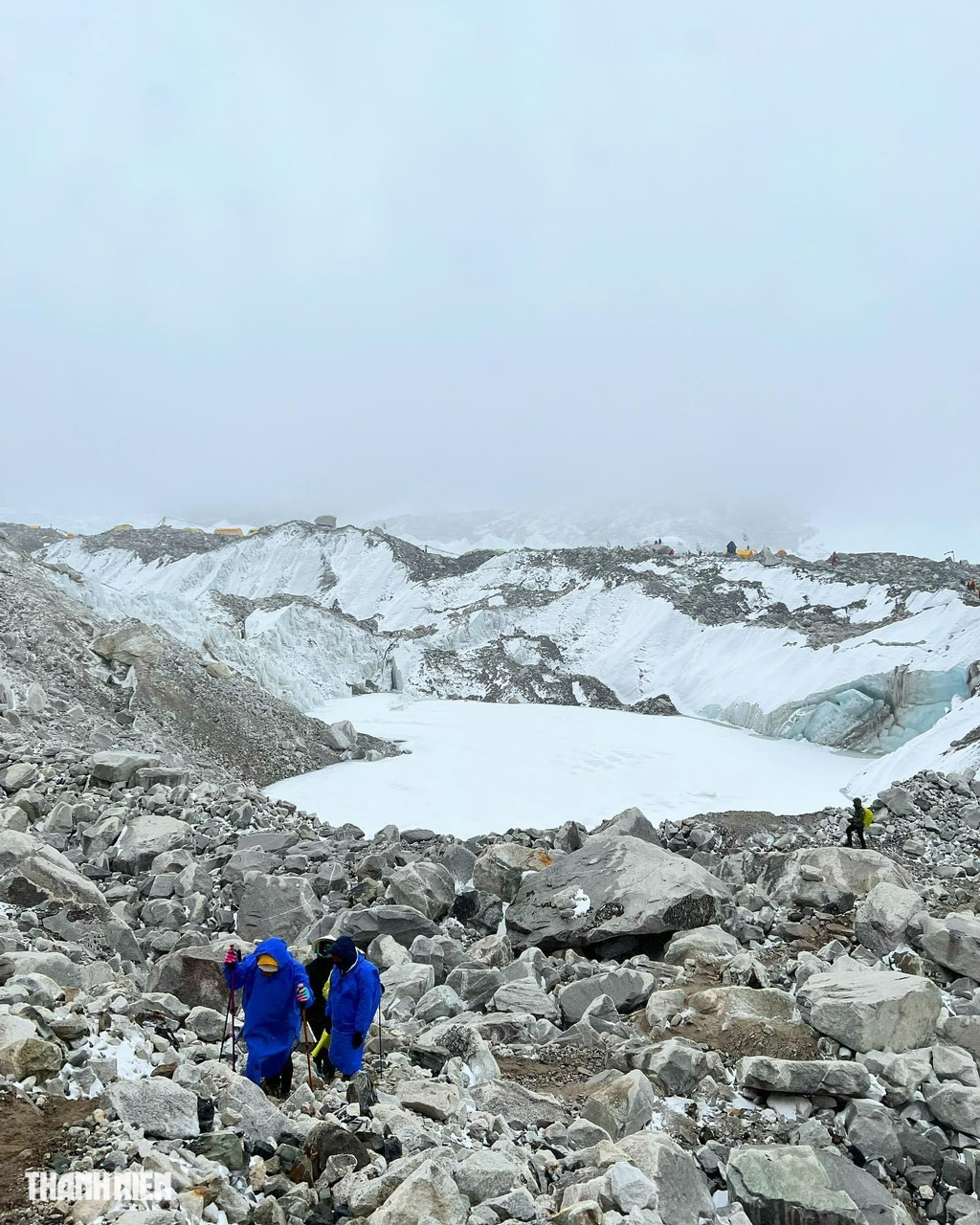 Cô gái Việt mặc áo dài chinh phục ngọn núi cao nhất thế giới Everest