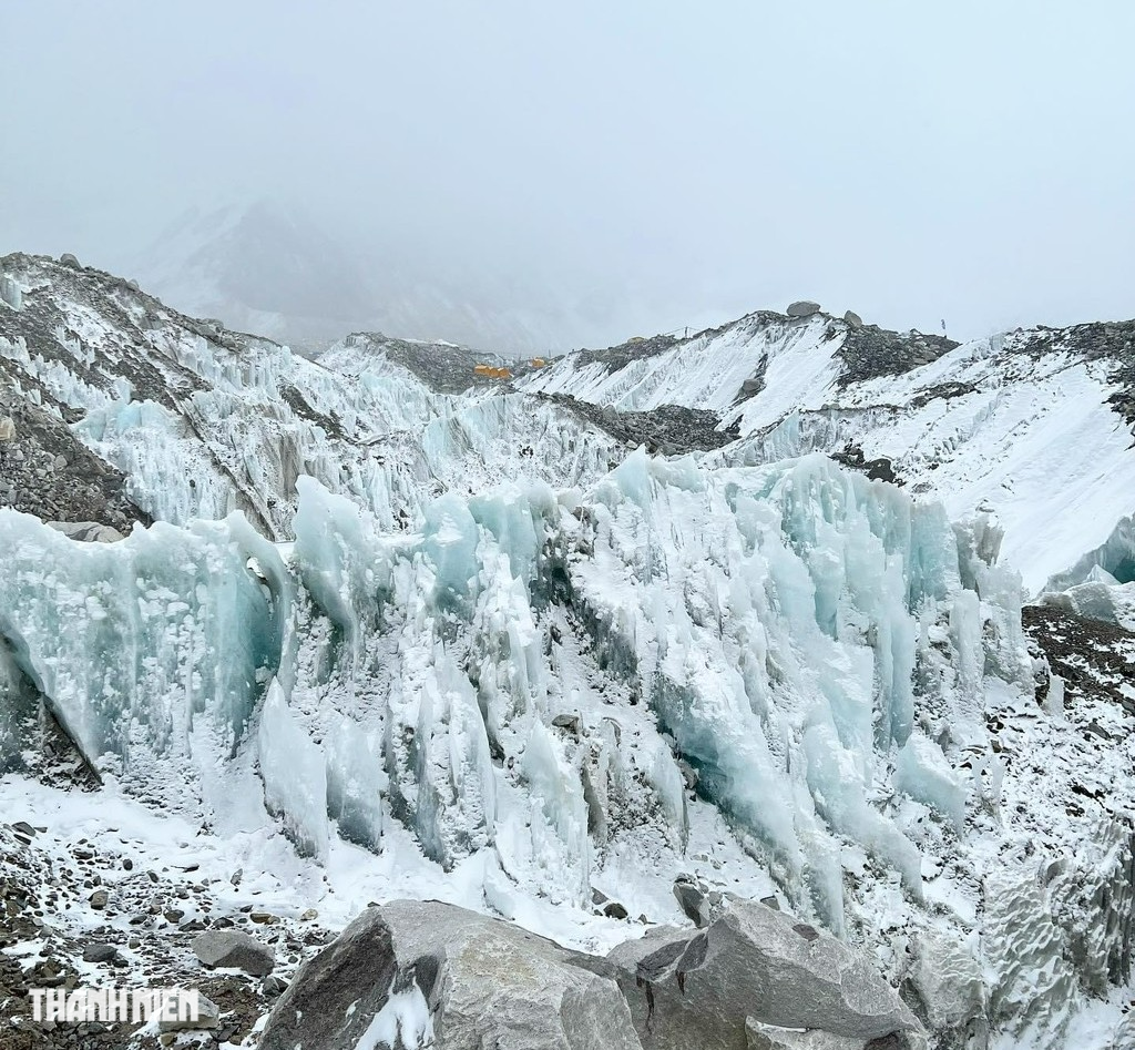 Cô gái Việt mặc áo dài chinh phục ngọn núi cao nhất thế giới Everest