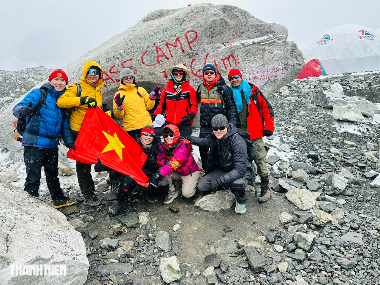 Cô gái Việt mặc áo dài chinh phục ngọn núi cao nhất thế giới Everest