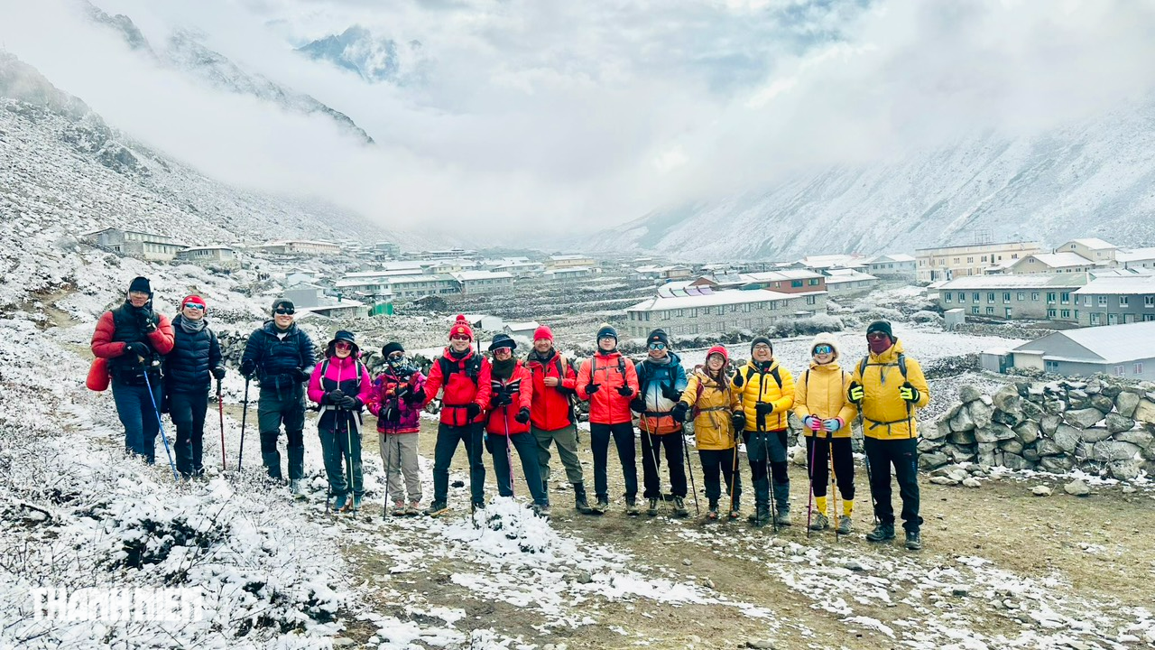 Cô gái Việt mặc áo dài chinh phục ngọn núi cao nhất thế giới Everest