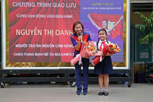 Nguyễn Thị Oanh truyền cảm hứng đến các bạn nhỏ, thầy giáo trích lương tặng cô gái vàng