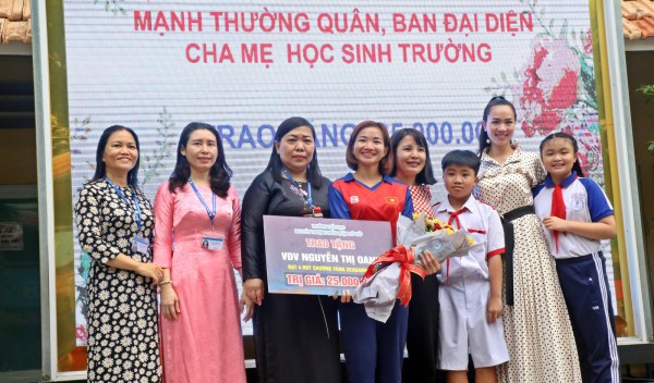 Nguyễn Thị Oanh truyền cảm hứng đến các bạn nhỏ, thầy giáo trích lương tặng cô gái vàng