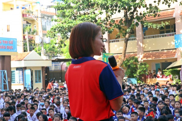 Nguyễn Thị Oanh truyền cảm hứng đến các bạn nhỏ, thầy giáo trích lương tặng cô gái vàng