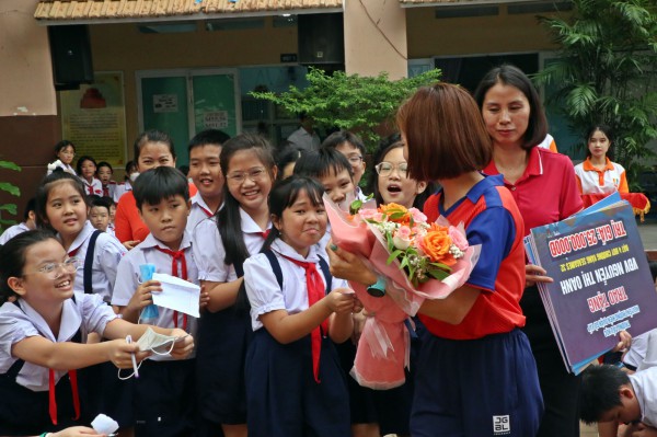 Nguyễn Thị Oanh truyền cảm hứng đến các bạn nhỏ, thầy giáo trích lương tặng cô gái vàng