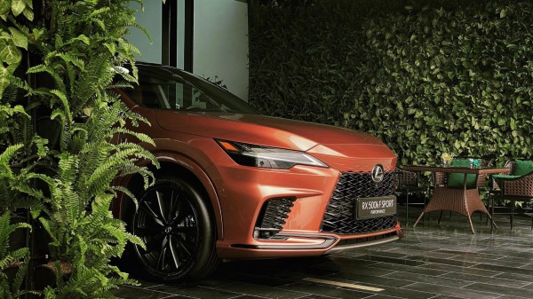 Màu sơn chứa kim loại - Đổi mới nhỏ, giới hạn lớn của Lexus Màu sơn chứa kim loại - Đổi mới nhỏ, giới hạn lớn của Lexus