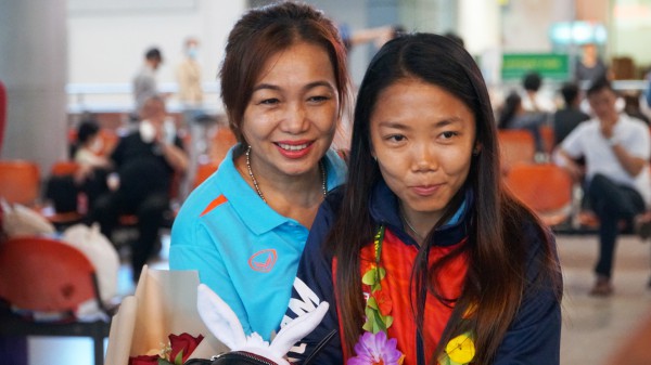 Huỳnh Như và đồng đội về nước, rạng rỡ trong vòng tay cha mẹ sau chiến tích SEA Games