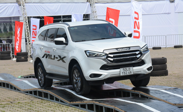 SUV 7 chỗ: Miệt mài giảm giá, Toyota Fortuner vẫn ‘bất lực’ bám đuổi Ford Everest