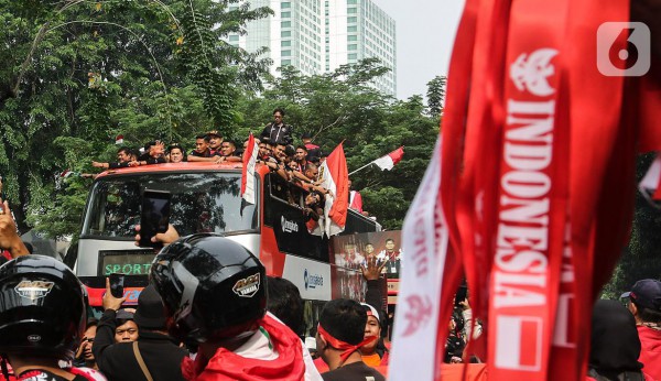 Đường phố Indonesia đông nghẹt thở, chào mừng nhà vô địch SEA Games sau trận chung kết 