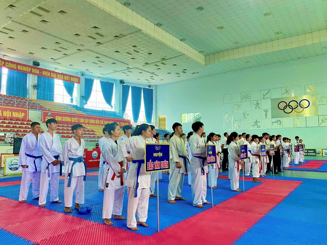 Hơn 100 vận động viên tranh tài tại giải vô địch karate Bình Dương 2023 - Ảnh 2.