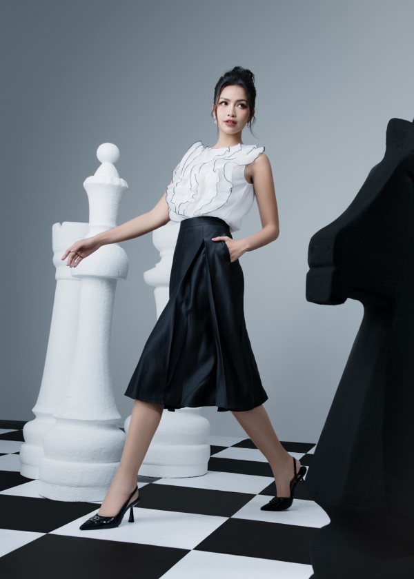Hoa hậu Ngọc Châu khoe vẻ đẹp sang chảnh với trang phục đen trắng