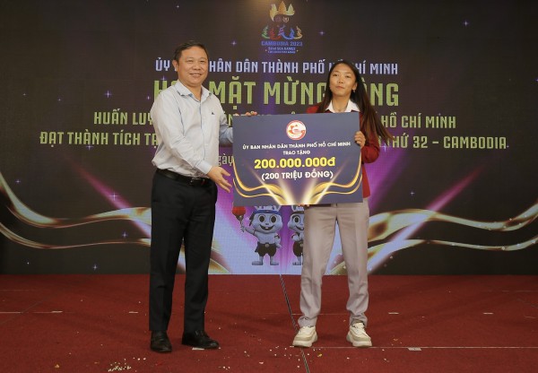 Huỳnh Như nhận phần thưởng đặc biệt trong lễ mừng công của thể thao TP.HCM