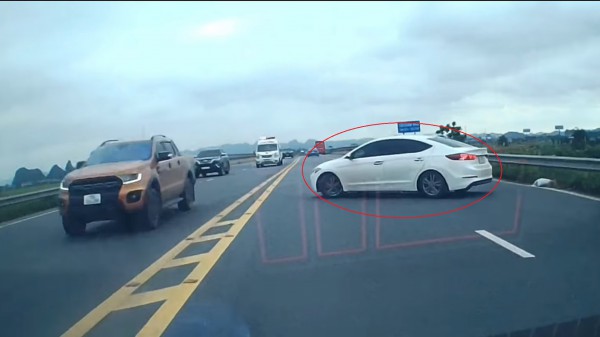 Kinh hoàng ô tô quay đầu trên cao tốc, suýt gây tai nạn liên hoàn Kinh hoàng ô tô quay đầu trên cao tốc, suýt gây tai nạn liên hoàn