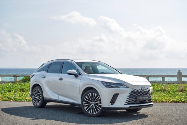 Màu sơn chứa kim loại - Đổi mới nhỏ, giới hạn lớn của Lexus Màu sơn chứa kim loại - Đổi mới nhỏ, giới hạn lớn của Lexus
