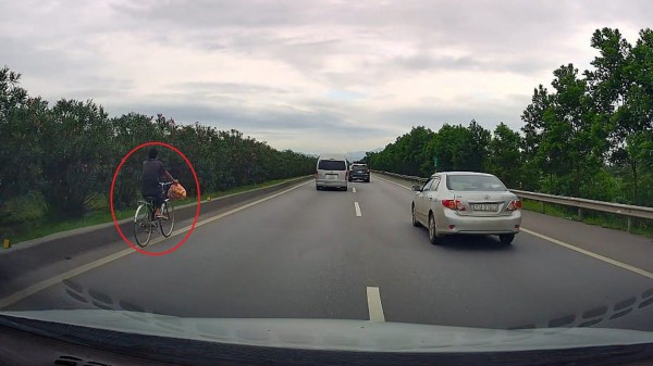 Người đàn ông thản nhiên đạp xe trên cao tốc: Nhiều tài xế ô tô bàng hoàng! Người đàn ông thản nhiên đạp xe trên cao tốc: Nhiều tài xế ô tô bàng hoàng!